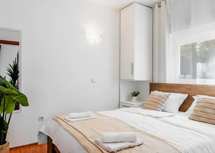 With Parking Space - 24090 维尔